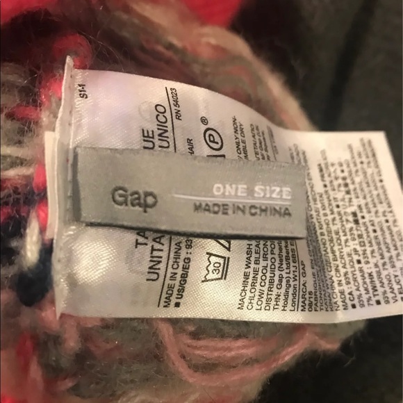 Gap Matching Hat/Scarf Set - Picture 5 of 8